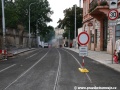 O kousek dále ve Vyšehradské ulici pokračuje etapovitá rekonstrukce tratě, pod vjezd do Emauz je již dokončený asfaltový kryt | 17.9.2010