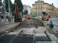 Odfrézované podkladní vrstvy pod velkoplošnými panely BKV v křižovatce ulice Vyšehradská x Benátská a Na Slupi, v popředí dokončená trať od Moráně | 25.9.2010