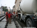 Podlévání tramvajových kolejí systému W-tram v konečné poloze betonem přímo z domíchávače | 25.9.2010