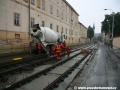 Podlévání tramvajových kolejí systému W-tram v konečné poloze betonem přímo z domíchávače | 25.9.2010