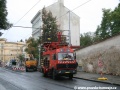 Zatímco v ulici na Slupi se ještě pokládají koleje, ve Vyšehradské ulici již parta vrchního vedení vyvěšuje na výložníky nové trolejové vedení | 27.9.2010