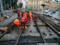 Během velmi nepříznivého počasí pracovníci vrchní stavby instalují kolejové těleso v podobě protioblouků na křižovatce ulic Vyšehradská x Botanická a Na Slupi | 27.9.2010