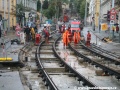 Během velmi nepříznivého počasí pracovníci vrchní stavby instalují kolejové těleso v podobě protioblouků na křižovatce ulic Vyšehradská x Botanická a Na Slupi | 27.9.2010