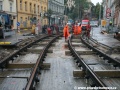 Během velmi nepříznivého počasí pracovníci vrchní stavby instalují kolejové těleso v podobě protioblouků na křižovatce ulic Vyšehradská x Botanická a Na Slupi | 27.9.2010