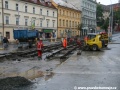 Během velmi nepříznivého počasí pracovníci vrchní stavby instalují kolejové těleso v podobě protioblouků na křižovatce ulic Vyšehradská x Botanická a Na Slupi | 27.9.2010
