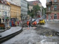 Během velmi nepříznivého počasí pracovníci vrchní stavby instalují kolejové těleso systému W-tram v podobě protioblouků na křižovatce ulic Vyšehradská x Botanická a Na Slupi | 27.9.2010