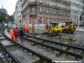 Během velmi nepříznivého počasí pracovníci vrchní stavby instalují kolejové těleso systému W-tram v podobě protioblouků na křižovatce ulic Vyšehradská x Botanická a Na Slupi | 27.9.2010