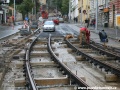 Během velmi nepříznivého počasí pracovníci vrchní stavby instalují kolejové těleso systému W-tram v podobě protioblouků na křižovatce ulic Vyšehradská x Botanická a Na Slupi | 27.9.2010