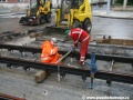 Během velmi nepříznivého počasí pracovníci vrchní stavby instalují kolejové těleso systému W-tram v podobě protioblouků na křižovatce ulic Vyšehradská x Botanická a Na Slupi | 27.9.2010