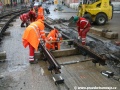 Během velmi nepříznivého počasí pracovníci vrchní stavby instalují kolejové těleso systému W-tram v podobě protioblouků na křižovatce ulic Vyšehradská x Botanická a Na Slupi | 27.9.2010