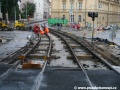 Během velmi nepříznivého počasí pracovníci vrchní stavby instalují kolejové těleso systému W-tram v podobě protioblouků na křižovatce ulic Vyšehradská x Botanická a Na Slupi | 27.9.2010