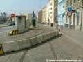 Odstavnou kolej v ulici Pod Pekárnami odděluje od prostoru nástupní zastávky smyčky Vysočanská hradba betonových bloků zabraňující parkování neukázněných řidičů automobilu v průjezdním profilu tramvaje.