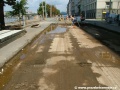 Podkladnice pro upevnění kolejnic, které na Rašínově nábřeží odhalilo odfrézování podkladní vrstvy asfaltu