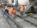 Vylévání betonu pod zafixovanou kolej systému W-tram u Jiráskova náměstí. | 21.6.2010