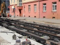 Dolaďování konečné polohy tramvajové tratě zřizované konstrukcí W-tram s rektifikačními pražci na Maninách. | 17.8.2012