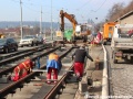 Dolaďování konečné polohy kolejnic u Letenského tunelu. Jakmile se v této fázi udělá jakákoliv chyba, její napravení je velmi problematické. | 9.3.2012