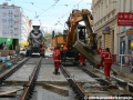 Na zatuhlou betonovou desku pod kolejnicemi je rozvážen tzv. hubený beton určený do mezikolejnicového prostoru. | 8.4.2011