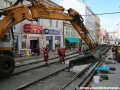 Na zatuhlou betonovou desku pod kolejnicemi je rozvážen tzv. hubený beton určený do mezikolejnicového prostoru. | 8.4.2011