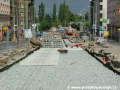 V úseku mezi křižovatkou Ohrada a ulicí Jeseniovou je již upravena zemní pláň a dochází k pokládce kolejí na železobetonové pražce. | 13.8.2006