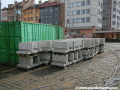 Betonové „L“ profily slouží k ohraničení spodních vrstev tramvajové tratě. | 25.3.2011