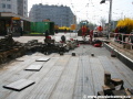 Vyskládávání antivibračních rohoží na spodek tramvajové tratě v prostoru zastávky Palmovka. | 5.4.2011