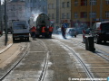 Asfaltování vozovky podél velkoplošných panelů BKV v oblouku nad zastávkou VOsmíkových. | 12.4.2011