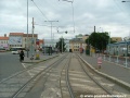 Tramvajová trať opouští vozovku a kolejovým esíčkem míří do prostoru zastávek Na Knížecí.