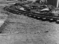 Původní zaústění vlečky ČKD Tatra Smíchov je již odpojené, na místě zůstává pouze křížení v tramvajové trati a do areálu železničního nádraží je již zapojená nová spojovací kolej mezi tramvajovou a železniční tratí. | 7.2.1981