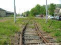 Oblouk ze žlábkových kolejnic tramvajové tratě v areálu nádraží Praha-Smíchov brzy přecházel v přímou kolej z železničních vignolových kolejnic.